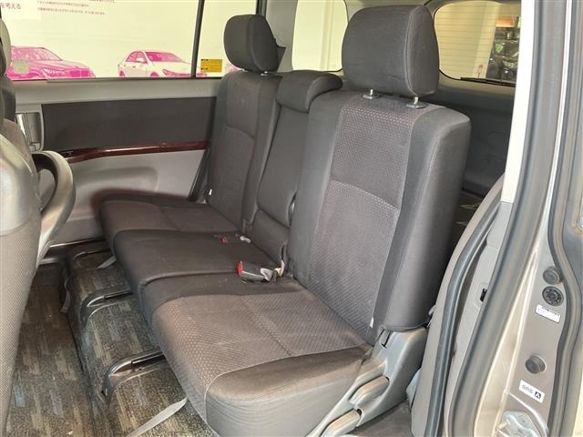 Toyota ISIS 2006 8431768-2