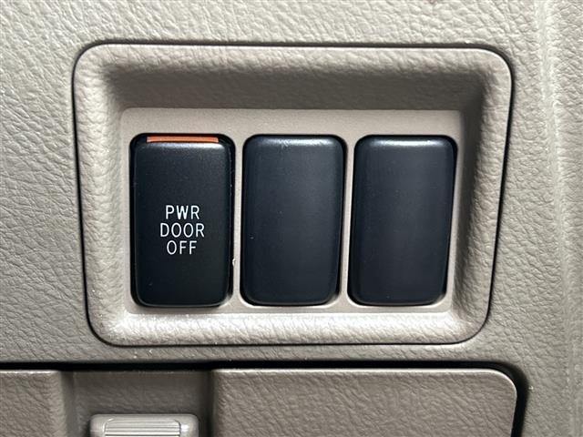 Toyota ISIS 2006 8431775-9