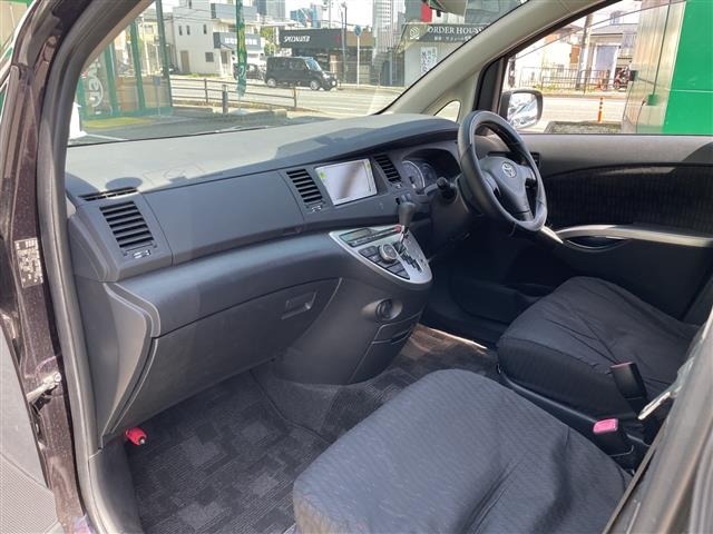 Toyota ISIS 2012 8431783-11