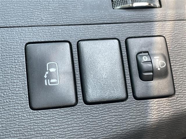 Toyota ISIS 2012 8431783-16