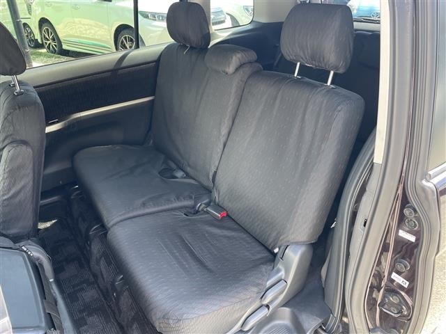 Toyota ISIS 2012 8431783-2