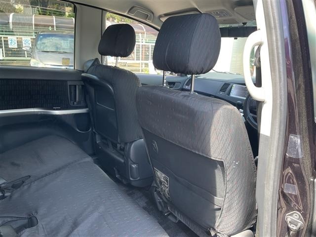 Toyota ISIS 2012 8431783-20