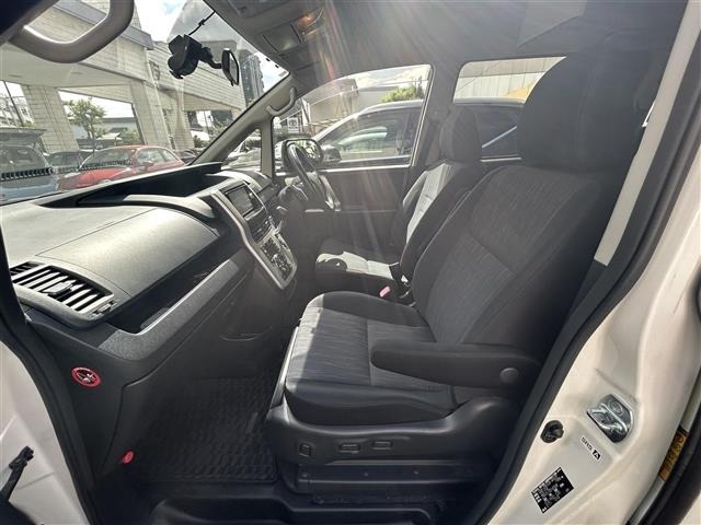 Toyota NOAH 2012 8421485-6