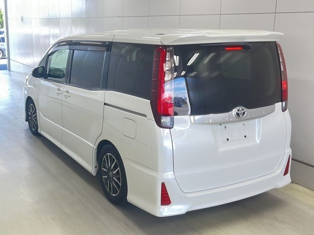Toyota NOAH 2014 8421517-1