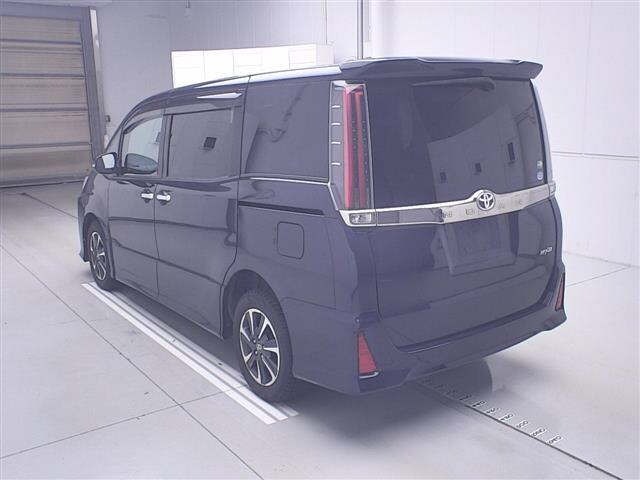 Toyota NOAH 2017 8421542-1