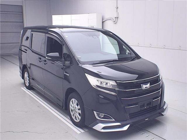 Toyota NOAH 2017 8421543-0