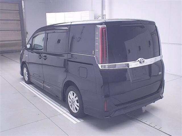 Toyota NOAH 2017 8421543-1