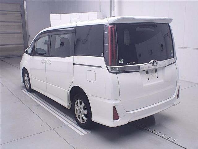 Toyota NOAH 2017 8421544-1