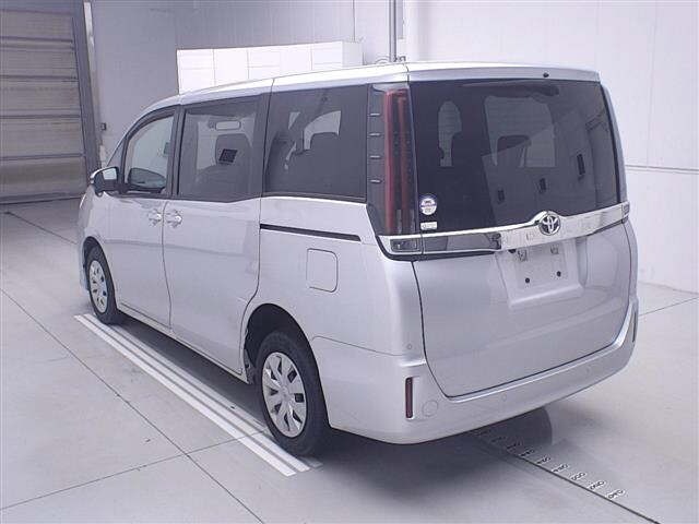 Toyota NOAH 2021 8421545-1