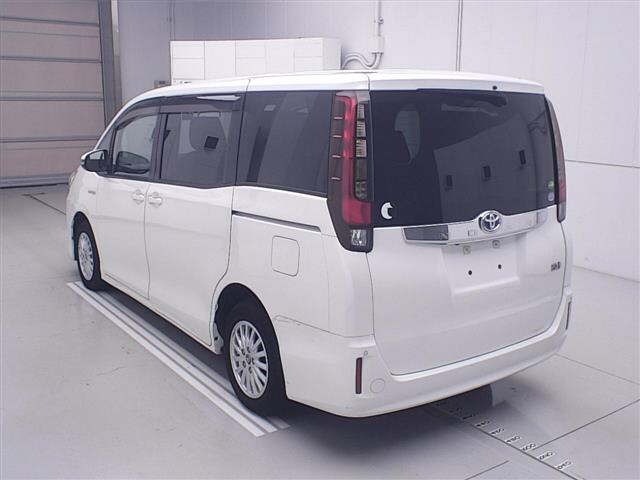 Toyota NOAH 2015 8421547-1