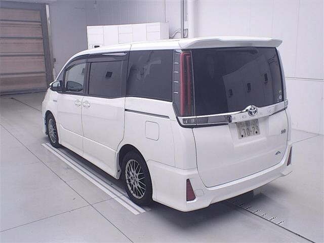 Toyota NOAH 2017 8421549-1