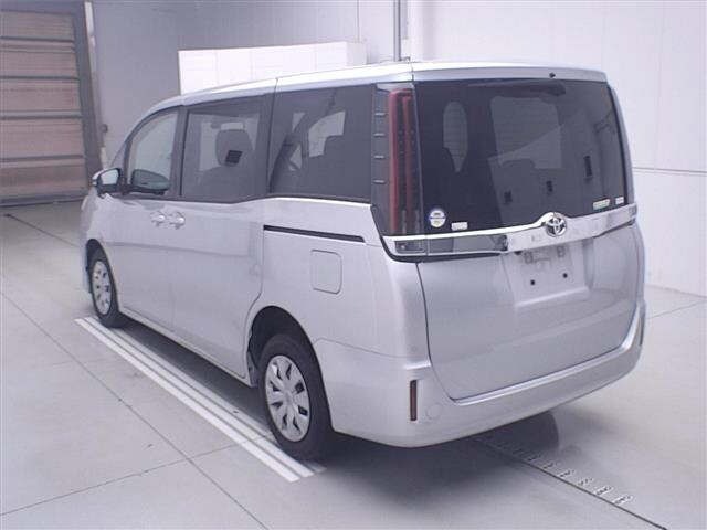 Toyota NOAH 2021 8421550-1