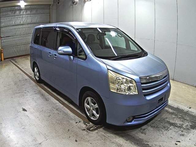 Toyota NOAH 2010 8421557-0