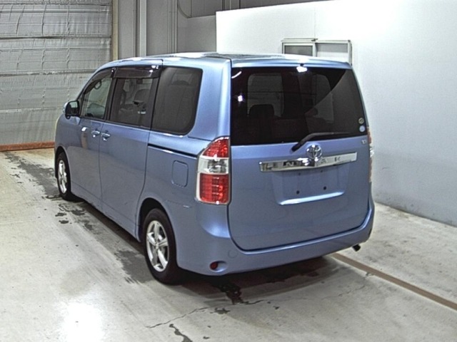 Toyota NOAH 2010 8421557-1