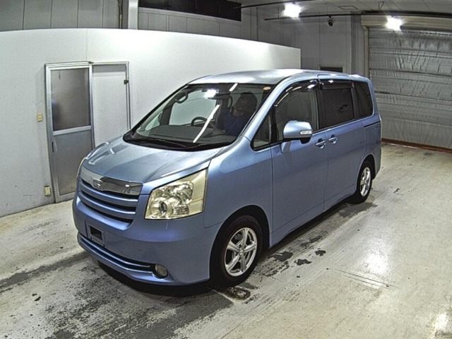 Toyota NOAH 2010 8421557-4