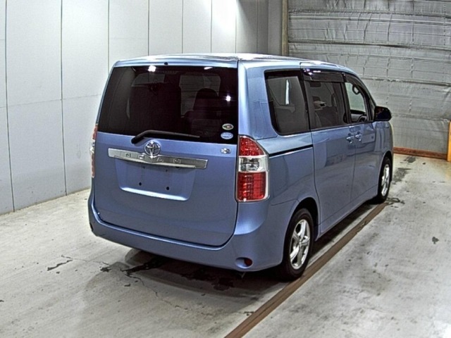 Toyota NOAH 2010 8421557-5