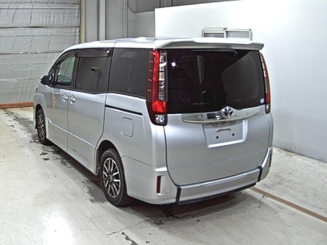 Toyota NOAH 2015 8421562-1