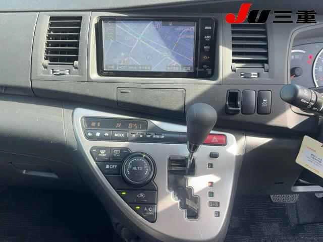 Toyota ISIS 2015 8469339-11