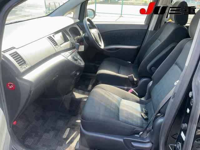 Toyota ISIS 2015 8469339-3