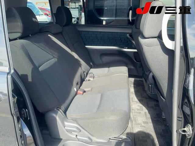 Toyota ISIS 2015 8469339-5