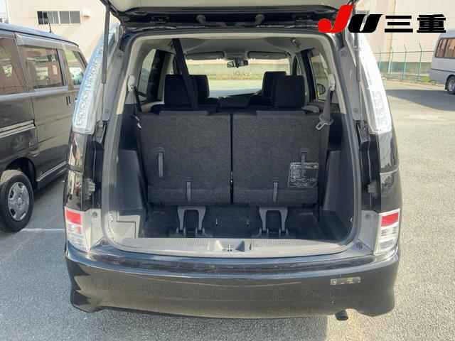 Toyota ISIS 2015 8469339-7