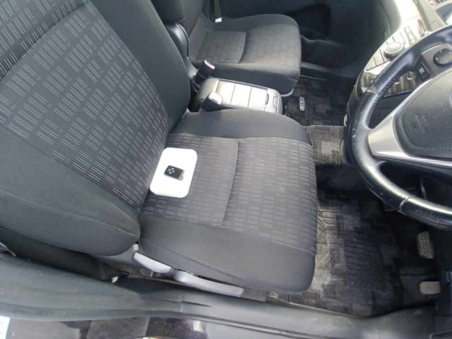 Toyota ISIS 2013 8469349-10
