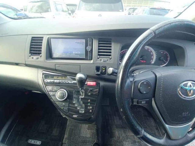 Toyota ISIS 2013 8469349-11