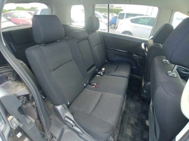 Toyota ISIS 2013 8469349-12