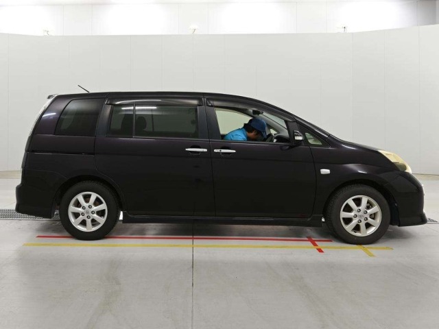 Toyota ISIS 2013 8469349-3