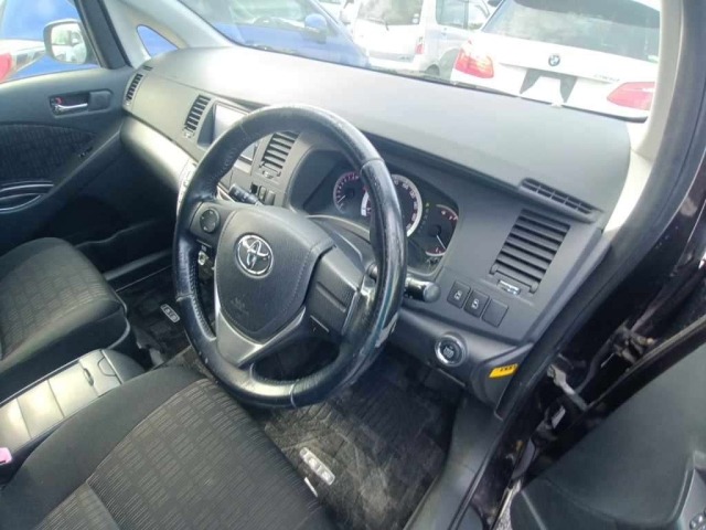 Toyota ISIS 2013 8469349-9