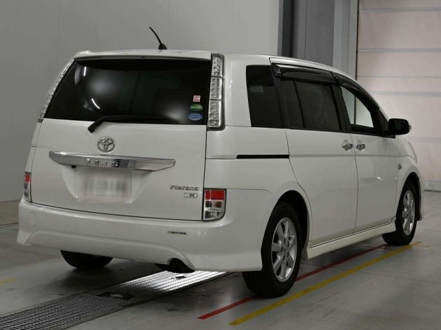 Toyota ISIS 2012 8469350-1