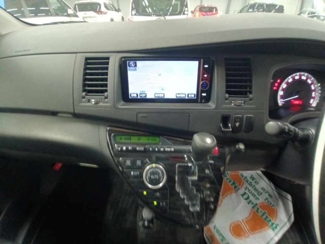 Toyota ISIS 2012 8469350-11