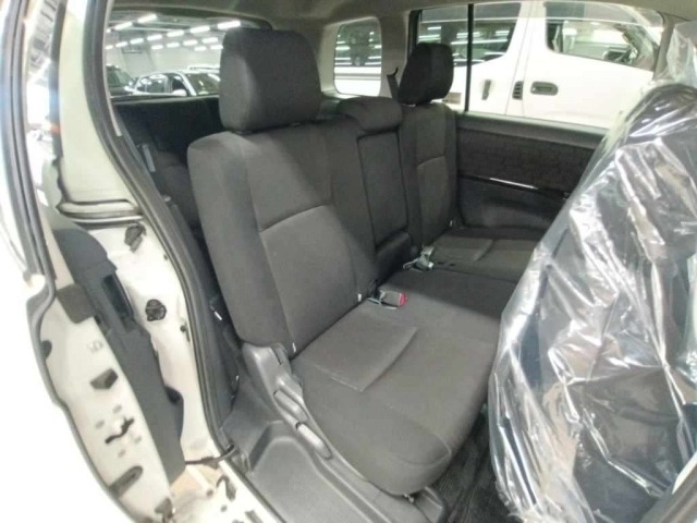 Toyota ISIS 2012 8469350-12