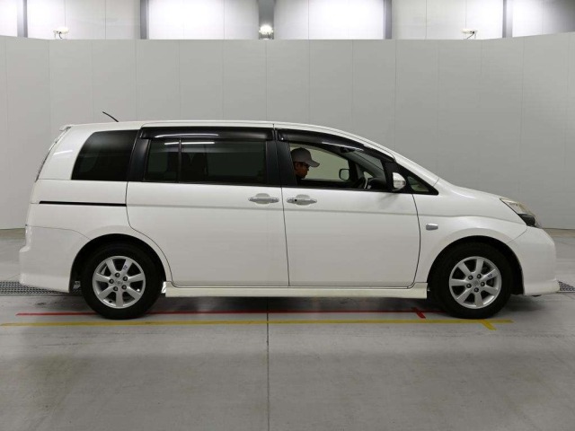 Toyota ISIS 2012 8469350-3