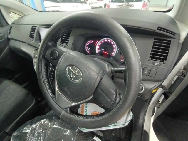 Toyota ISIS 2012 8469350-9