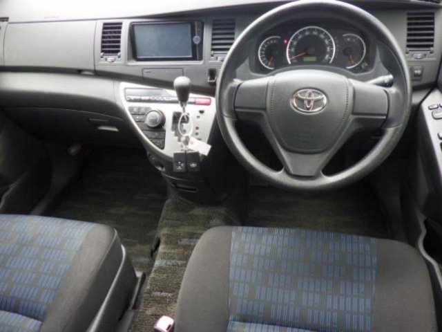 Toyota ISIS 2014 8469369-2
