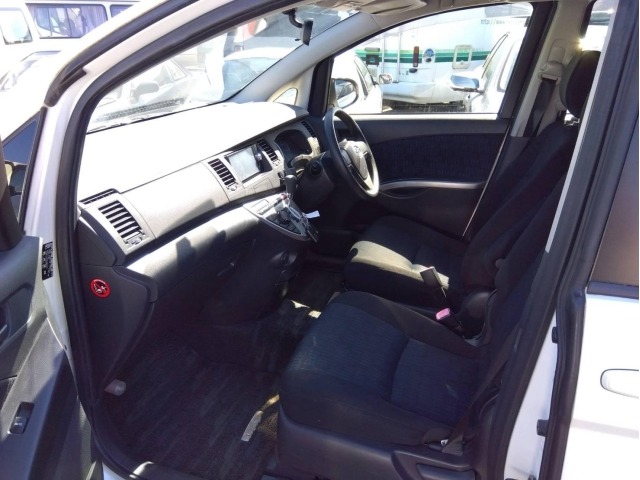 Toyota ISIS 2014 8469369-4