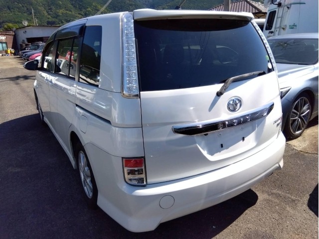 Toyota ISIS 2014 8469369-5