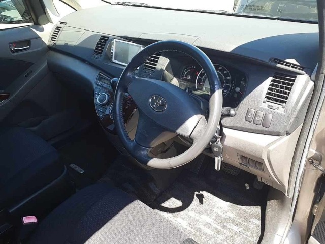 Toyota ISIS 2006 8469376-9