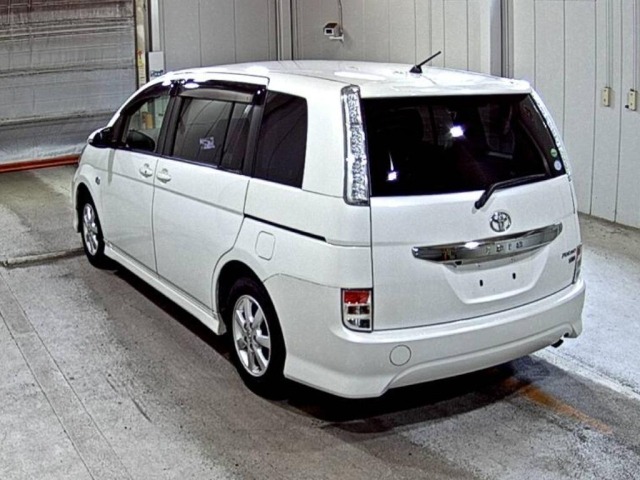 Toyota ISIS 2014 8469378-1
