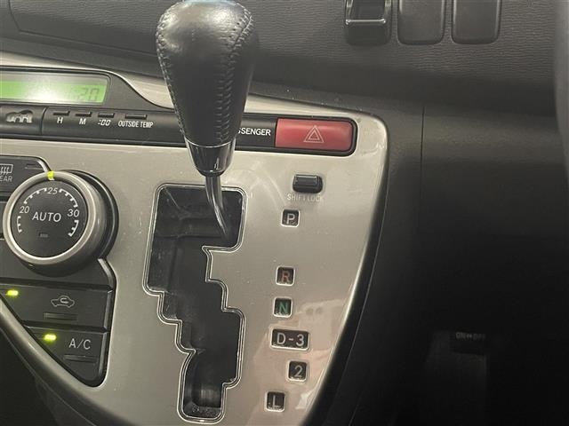 Toyota ISIS 2007 8469379-8