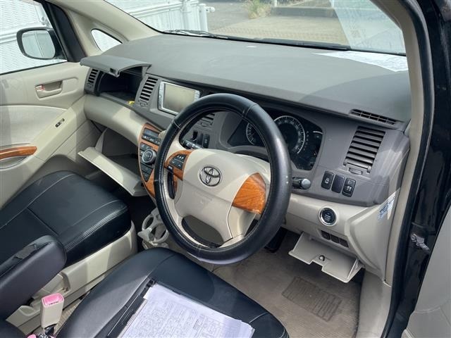 Toyota ISIS 2010 8469393-1