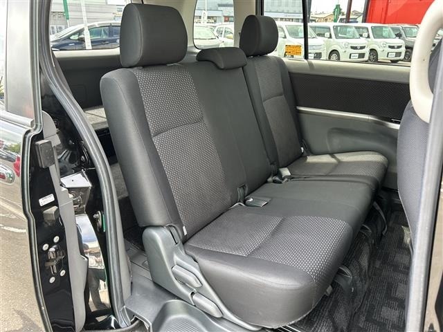 Toyota ISIS 2008 8469398-6