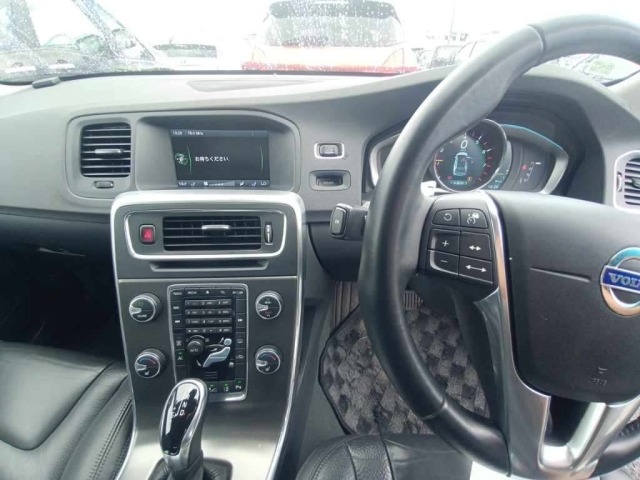 Volvo V60 2013 8466736-11