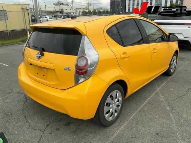 Toyota AQUA 2014 8482008-6