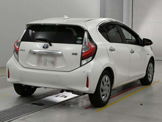Toyota AQUA 2018 8482015-1