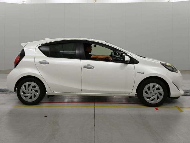 Toyota AQUA 2018 8482015-3