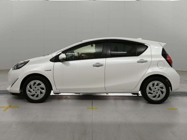 Toyota AQUA 2018 8482015-4