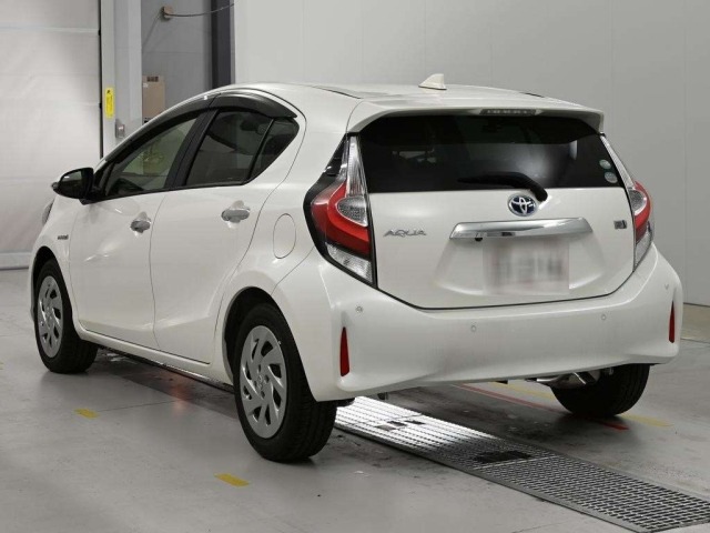 Toyota AQUA 2018 8482015-6