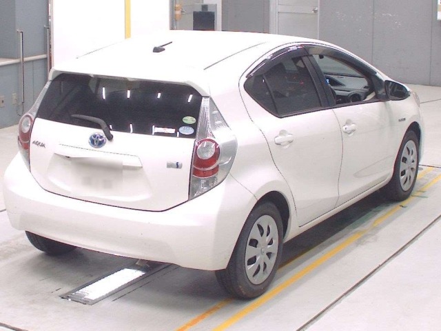 Toyota AQUA 2014 8482024-1